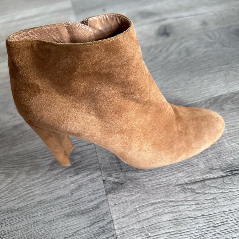 Stuart Weitzman suede brown boot with heel size 7